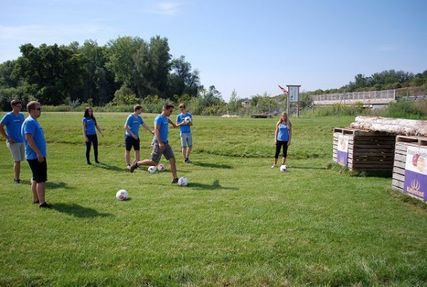 Jugentliche spielen Soccergolf in Stockerau bei Soccergolf Stockerau