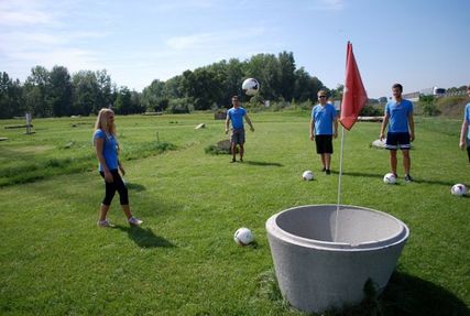 Jugentliche spielen Soccergolf in Stockerau bei Soccergolf Stockerau