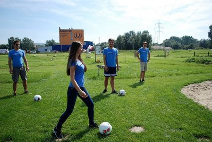 Jugentliche spielen Soccergolf in Stockerau bei Soccergolf Stockerau