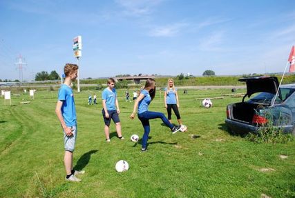Jugentliche spielen Soccergolf in Stockerau bei Soccergolf Stockerau