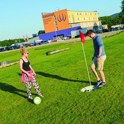 Zwei Mitarbeiter, die ein Firmenevent planen auf dem Rasen eines Soccergolfplatzes in Stockerau im Bezirk Korneuburg