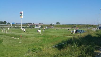Jugentliche spielen Soccergolf in Stockerau bei Soccergolf Stockerau